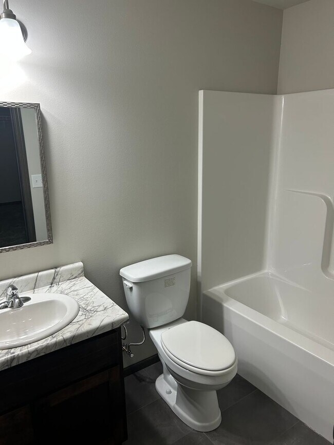 Building Photo - 4 bed 3 bath Townhome For Rent!