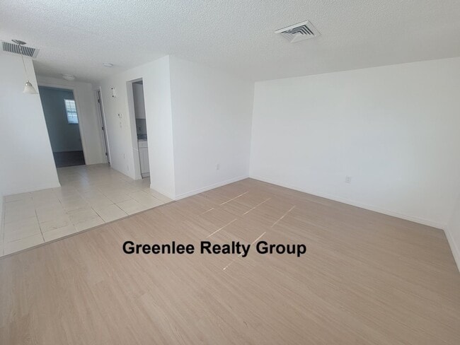 Building Photo - Adorable 1 Bed/1 Bath Villa in the 55+ New Port Colony Community