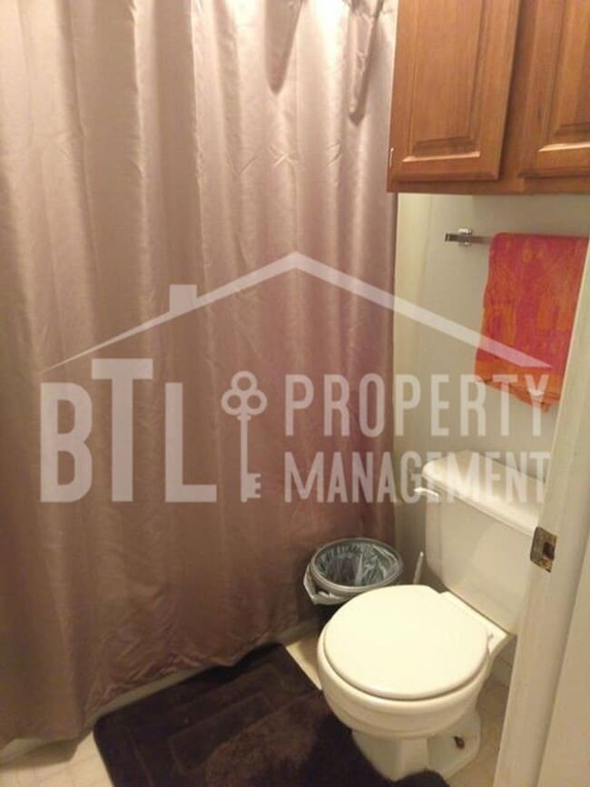 Building Photo - Cozy 1 bedroom Lake condo!!