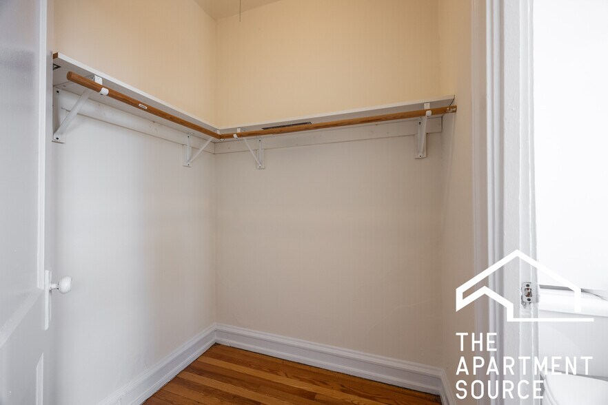 Building Photo - 2704 N Sawyer Ave