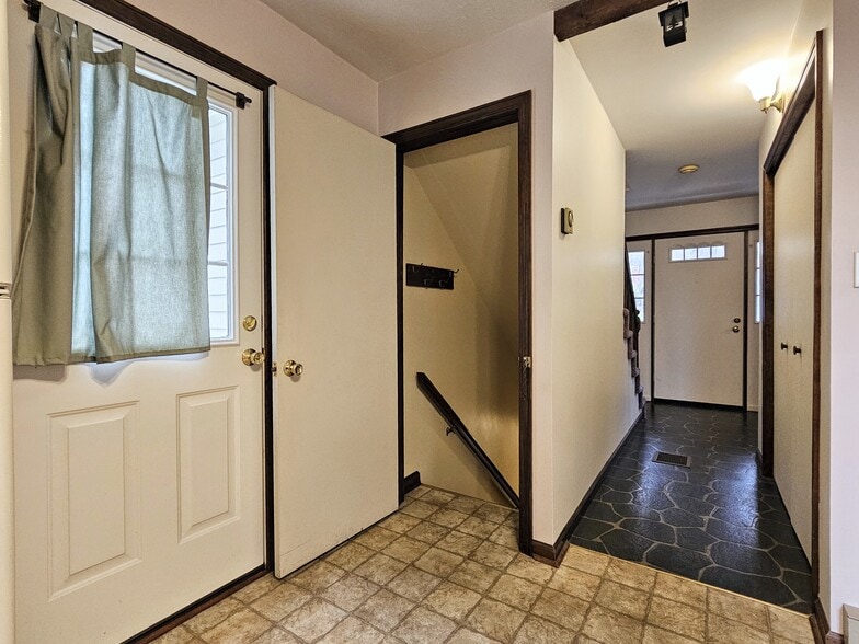 Building Photo - 474 N Maple St