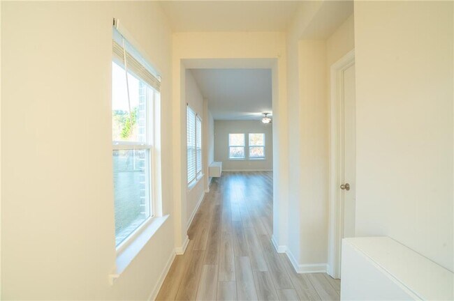 Building Photo - 1060 Sunny Lk Dr