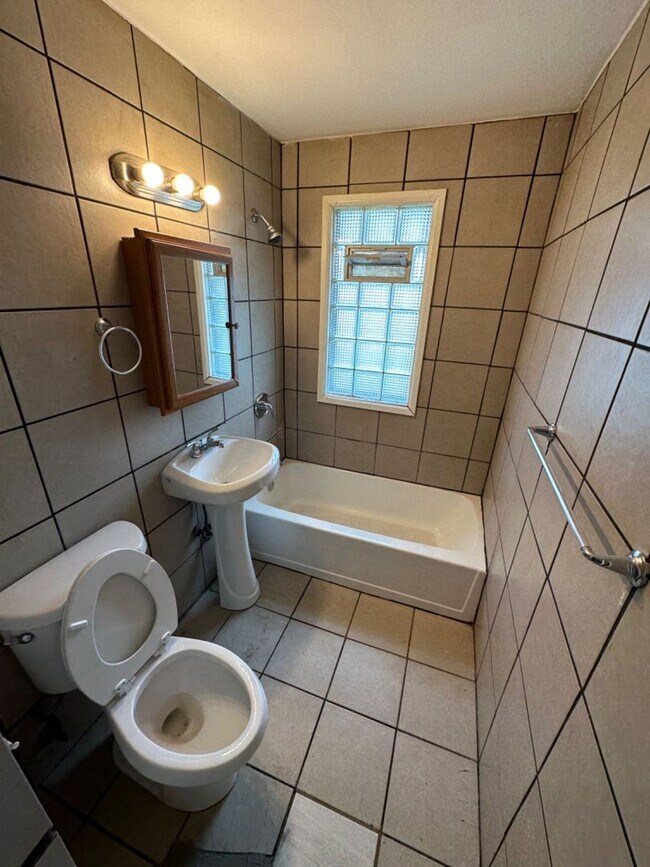 Building Photo - 5073-5075 N 46th St. (Duplex)