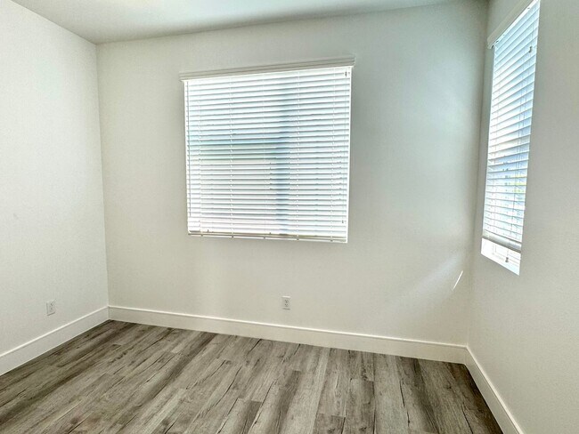 Building Photo - Newer One Bedroom in newer Santa Rosa Development!