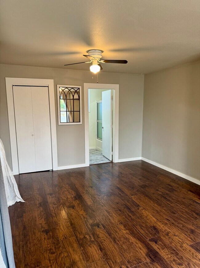 Building Photo - Spacious 4-Bedroom Cle Elum Home with Air ...
