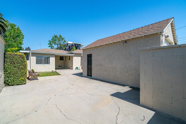 spacious rear yard - 2935 Westwood Blvd