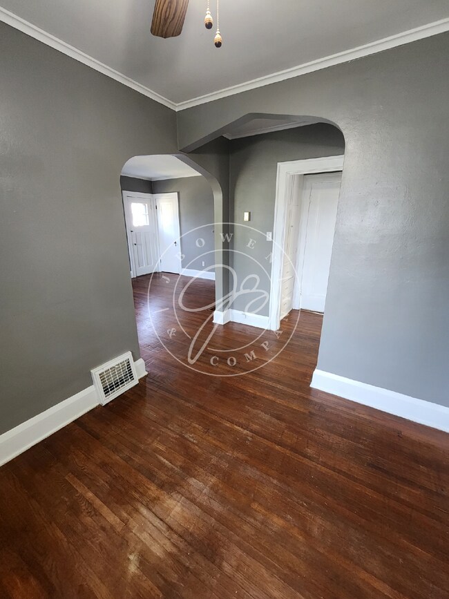Building Photo - Charming Upper Duplex ready for you to cal...