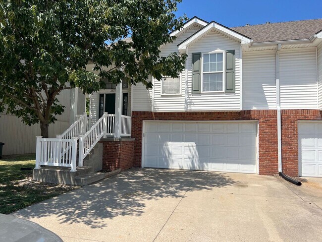 Building Photo - 3-Bedroom Duplex with Open Living Area & Private Owner’s Suite