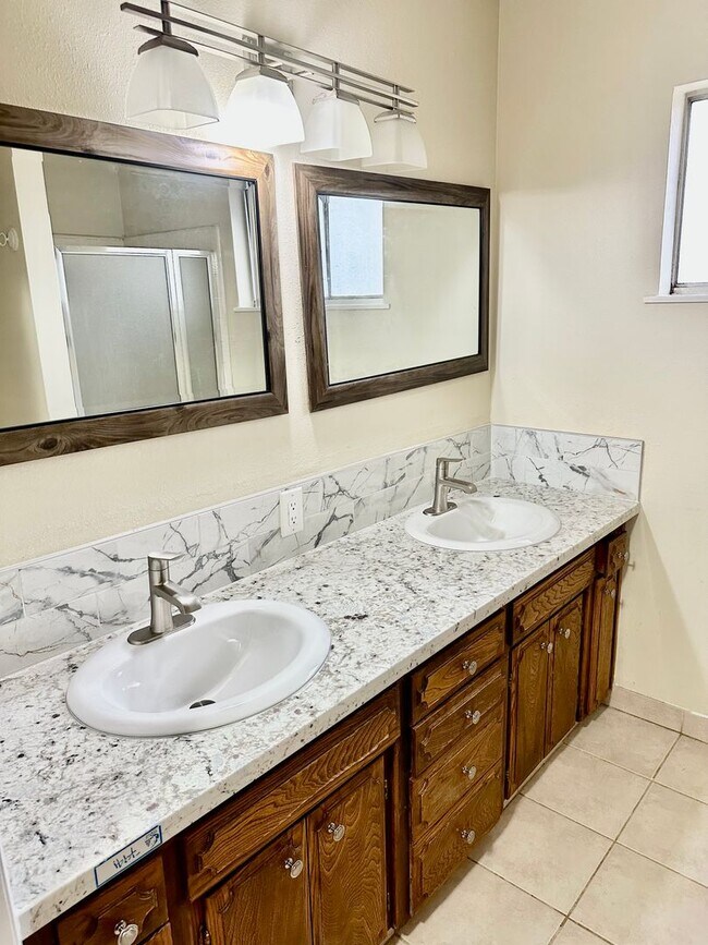 Building Photo - Spacious North Fresno 4/3 with Pool