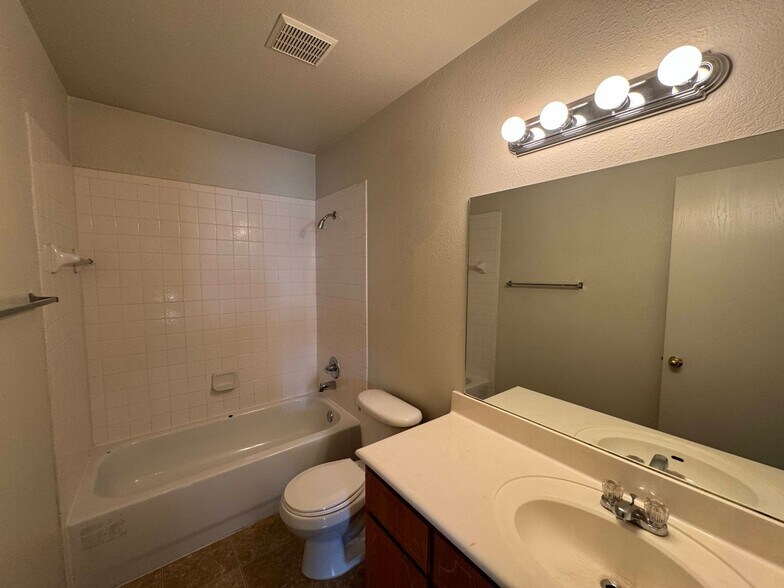 Building Photo - 404 Brittney Way