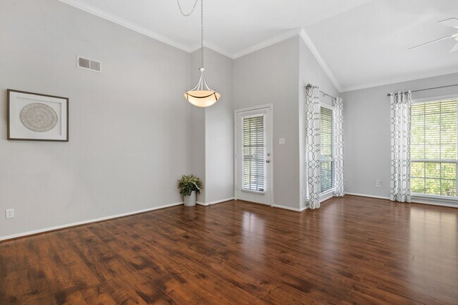 Building Photo - 6607 Lake Woodlands Dr