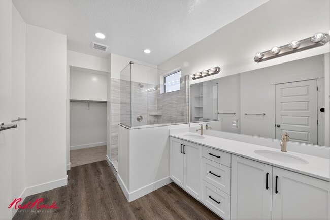 Building Photo - Stunning 4 Bedroom, 3 Bathroom Home in Beautiful Desert Terrace Community