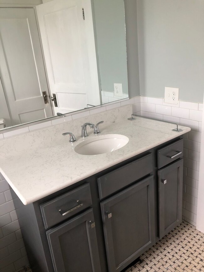 Building Photo - Newly Remodeled 3/2 with open floor plan