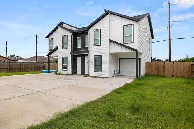 Building Photo - 8534 Woodlyn Rd