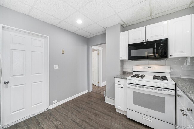 Building Photo - 17 Lawrence Ave