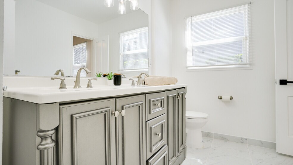 Building Photo - 3936 S Victoria Ave