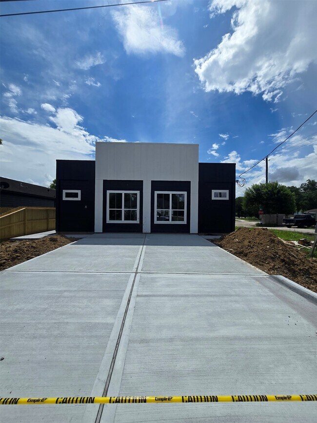 Building Photo - 7900 Bowen St