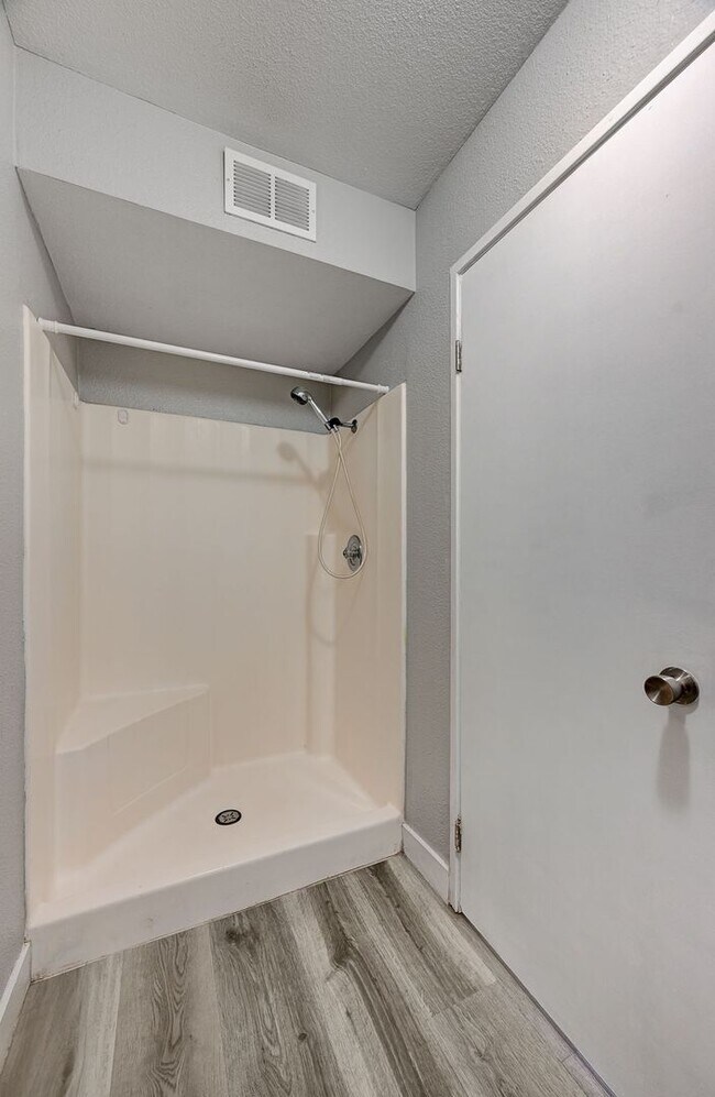 Building Photo - 1305 Kari Lee Ct