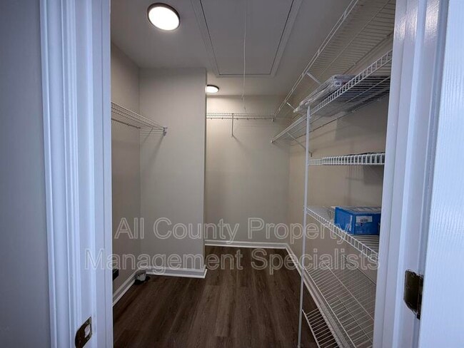 Building Photo - 122 Hounds Ct S