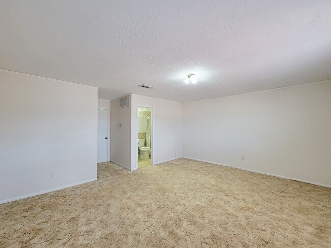 Building Photo - 1815 Country Village Blvd