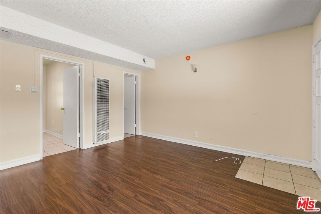 Building Photo - 10600 S Inglewood Ave
