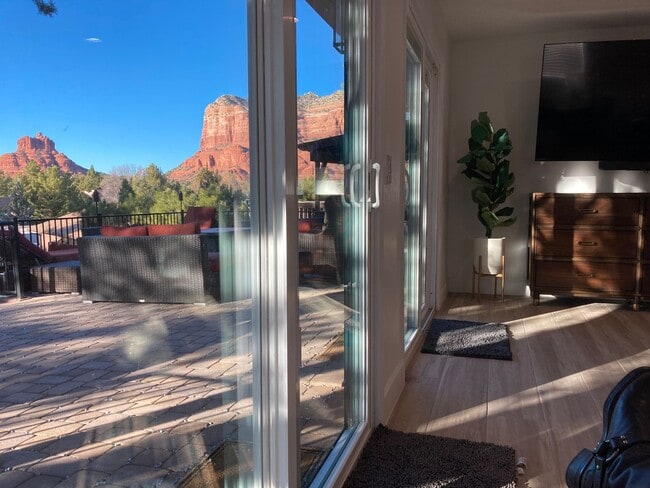 Building Photo - Gorgeous, modern, remodeled, furnished ren...