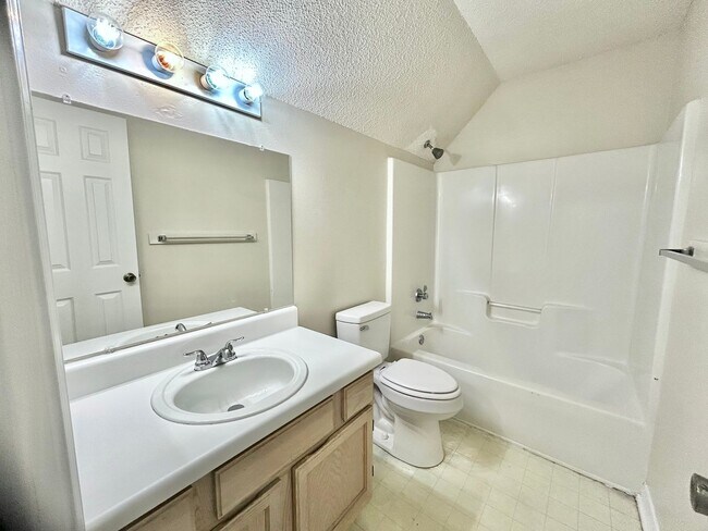 Building Photo - Charming 3-Bedroom Cottage