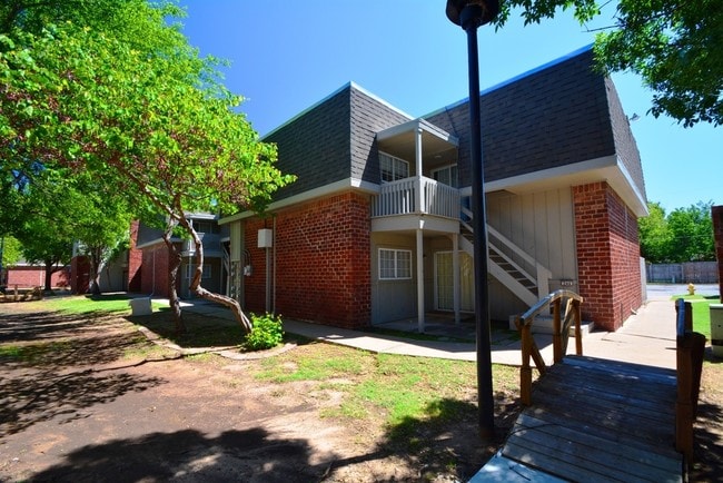 Building Photo - Briarwood