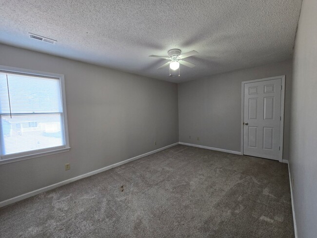 Building Photo - 6172 Lakeway Dr