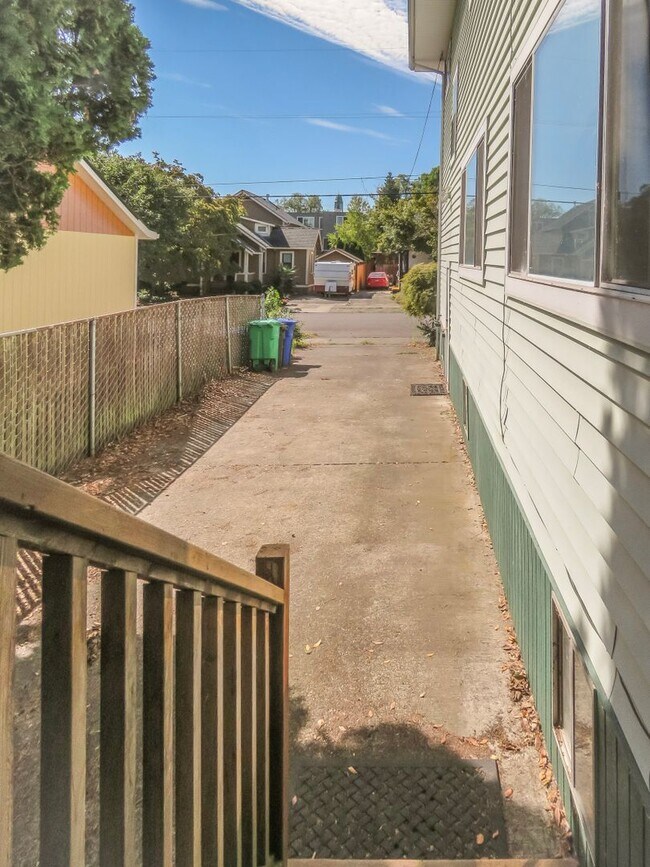 Building Photo - *** 4 Bedroom Sellwood Home ***