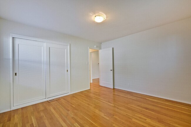 Building Photo - Awesome Home Located in a Quiet Tree Line ...