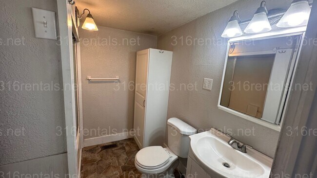 Building Photo - $925 - 2 bed 1 bath - Single Family Home