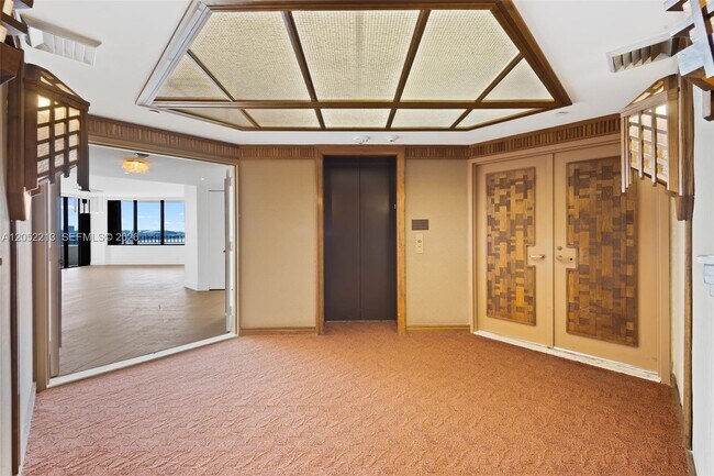 Building Photo - 520 Brickell Key Dr