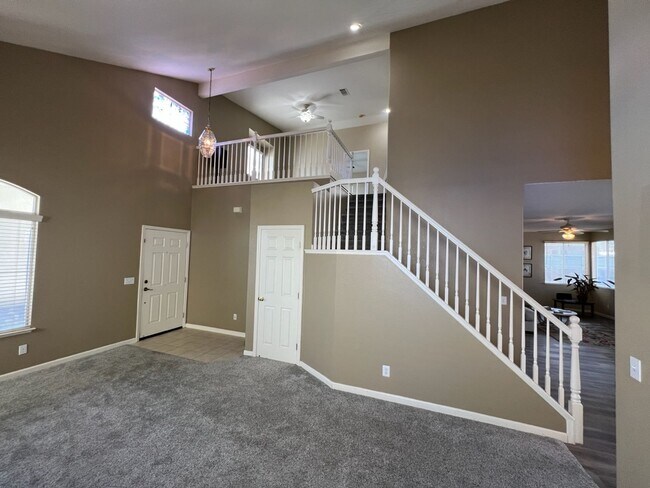Building Photo - 3 bedroom + a loft in desirable Manteca!