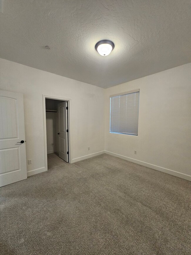 Building Photo - Beautiful Home in Gated Community