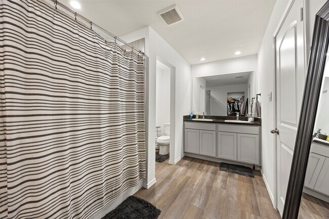 Building Photo - 5455 Desert Gln Dr