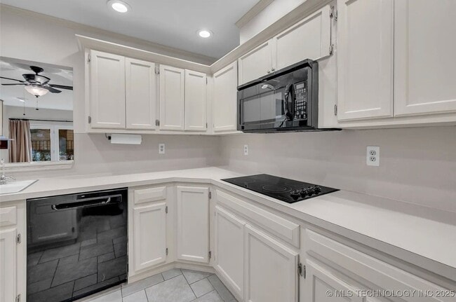 Building Photo - Gorgeous Condo in The Gated Community of The Timbers!