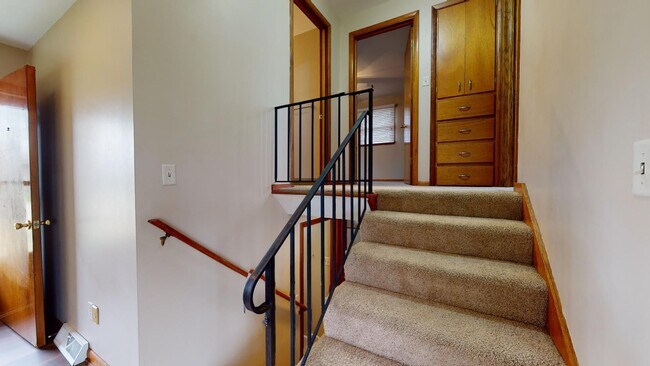 Building Photo - 4 Bedroom, 2 Bathroom Split Level Home