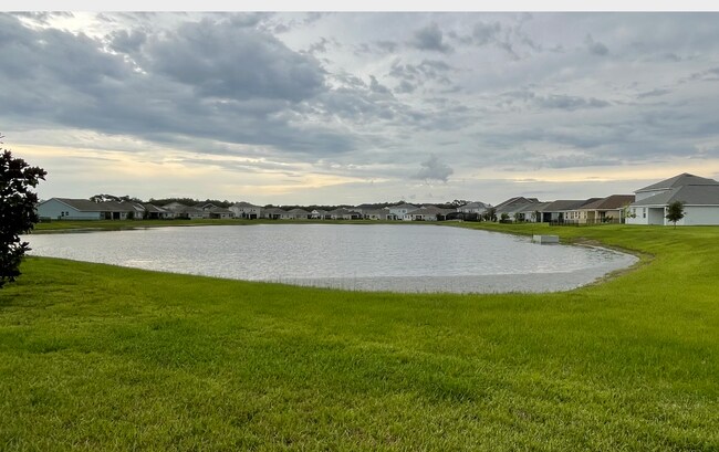 Building Photo - Large 4/3 Lake Front Executive Home with 3...