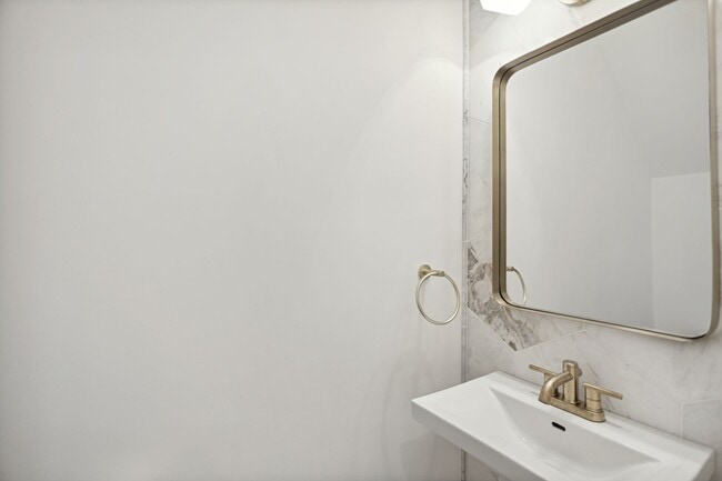 Building Photo - Available Now! // 3 Bedroom 2.5 Bathroom T...
