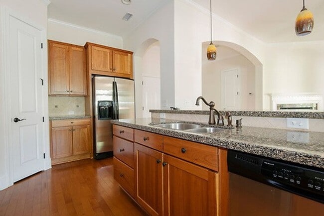 Building Photo - Gorgeous 3 Bedroom 2.5 Bathroom Townhome- Located in Stone Creek Village, Cary! Available August ...