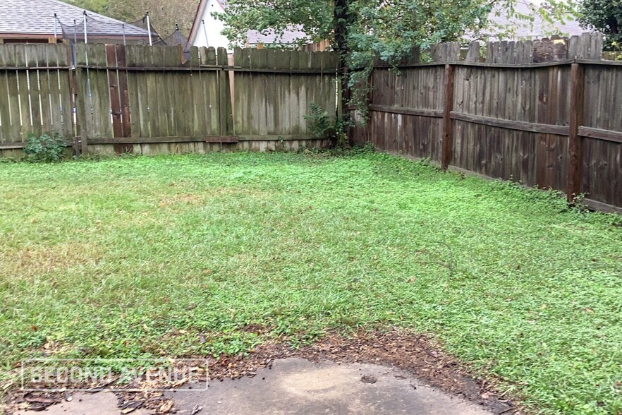 Building Photo - 16339 Maplemont Dr