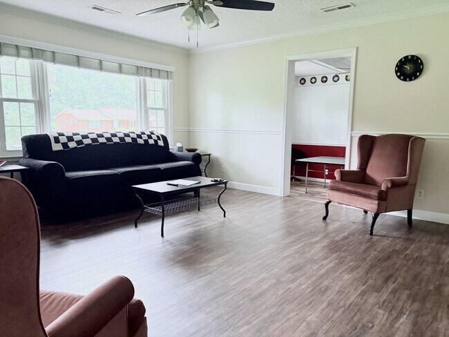 Building Photo - 205 Venus Dr