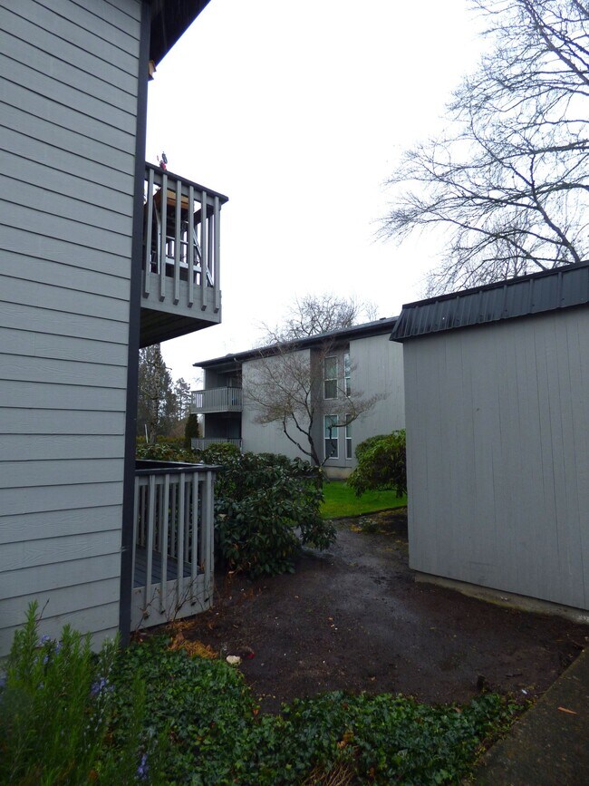 Building Photo - Rent Special: 1/2 Off April's Rent!! - Upstairs 2 Bedroom Unit