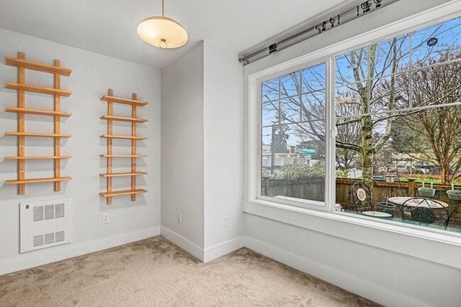 Building Photo - Move in ready refreshed 3 bed 2.5 bath town home