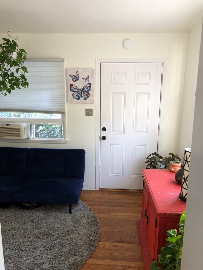 Building Photo - 3023 E 5th St