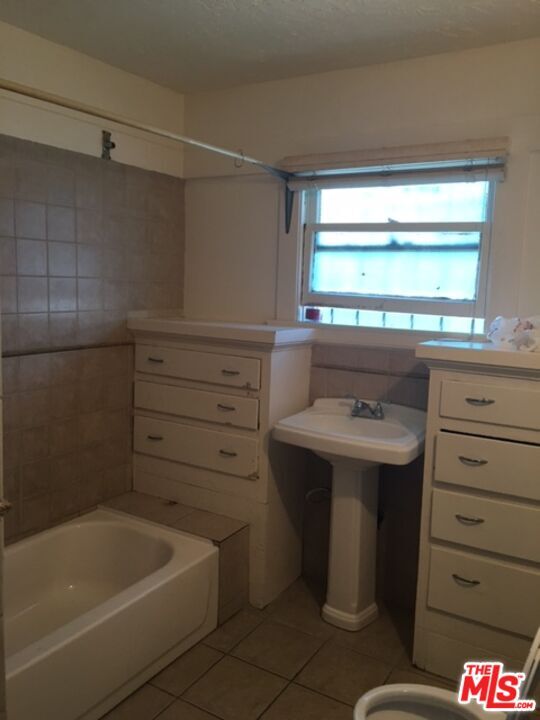 Building Photo - 4615 S Gramercy Pl