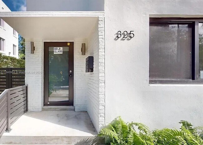 Building Photo - 325 SW 30th Rd