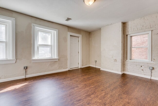 Building Photo - Available NOW - Spacious 6 Bedroom, 2 FULL Bath Home Located in South Side Slopes!