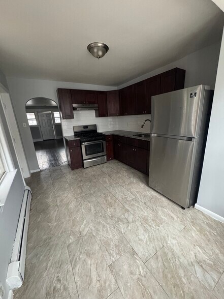 Building Photo - 841 Bridge St